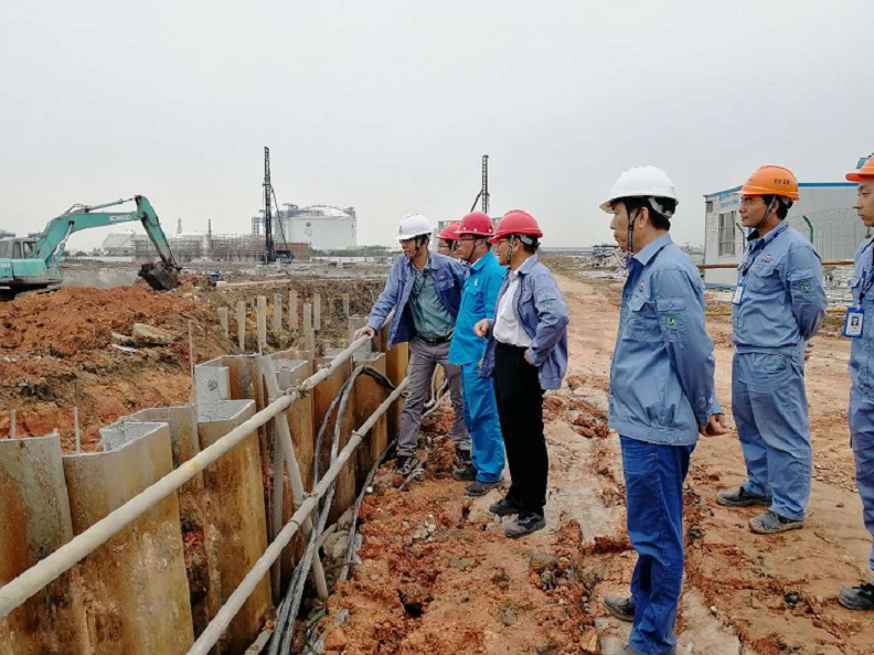 2018年4月23日，股份公司副總裁、科技公司總經(jīng)理李漢初檢查南區(qū)事故水池施工現(xiàn)場(chǎng).jpg